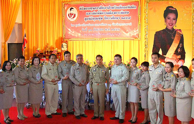 ภาพผู้บริหารโรงเรียนอุบลปัญญานุกูล เช้ารับมอบโล่ห์ มูลนิธิคุณพุ่ม