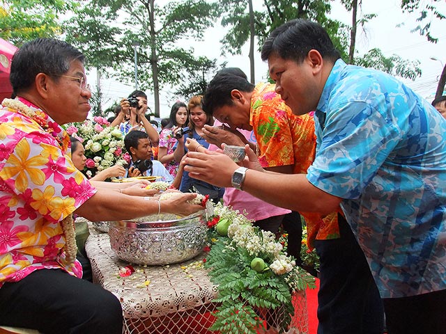 ภาพกิจกรรมรดน้ำดำหัว ผู้ว่าราชการจังหวัดอุบล