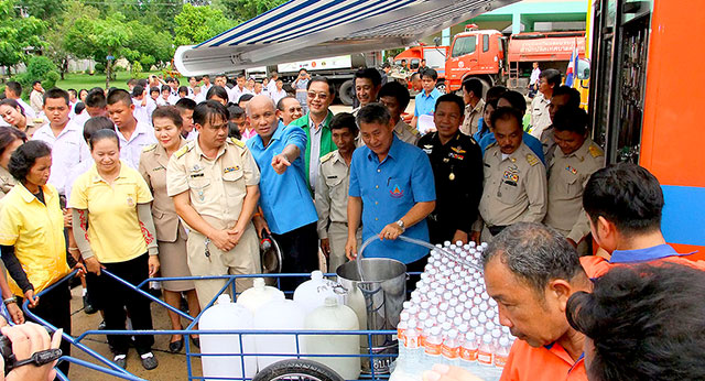 ภาพเปิดศูนย์บริการน้ำเพื่อการอุปโภคบริโภค พระราชทาน