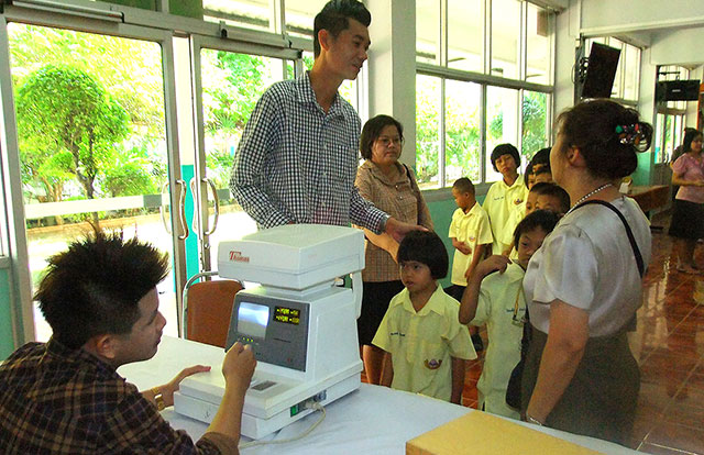 ภาพบริษัทสมชายออฟติค ตรวจวัดสายตาให้นักเรียน