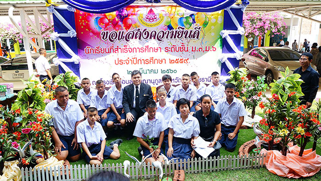 ภาพการประชุมผู้ปกครองและมอบประกาศนีนบัตรนักเรียนจบการศึกษา ประจำปีการศึกษา 2559