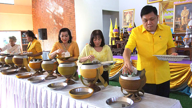 ภาพโรงเรียนอุบลปัญญานุกูลจัดพิธีทำบุญตักบาตรถวายพระราชกุศล