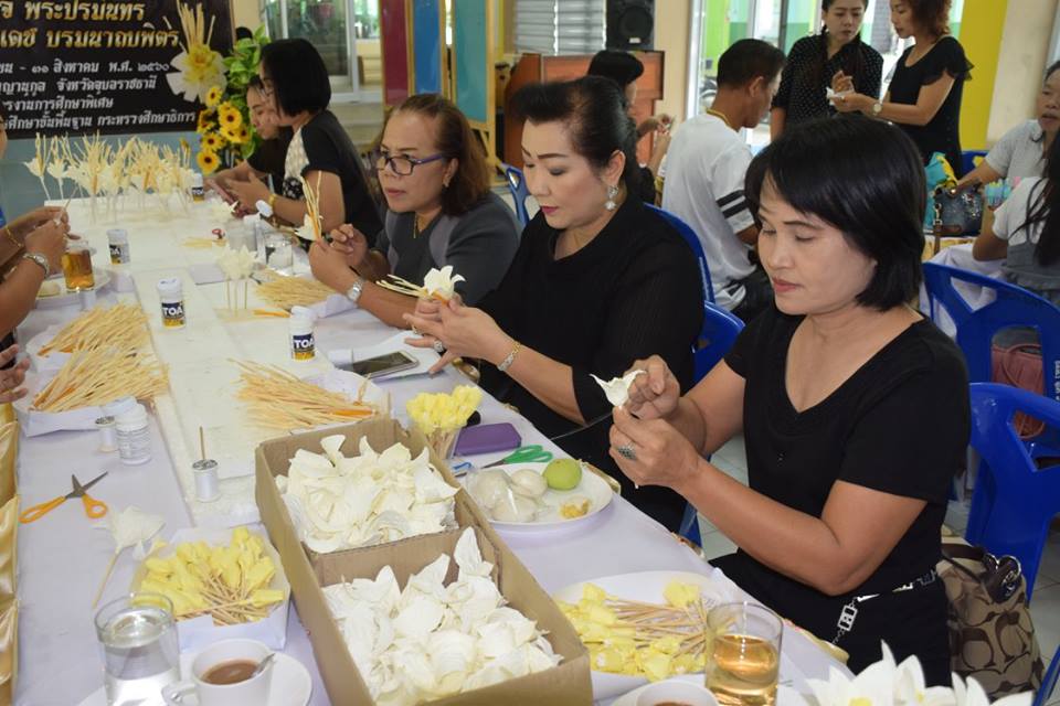 ภาพผู้บริหาร ครู บุคลากร และนักเรียน ร่วมกันประดิษฐ์ดอกไม้จันทร์พระราชทาน