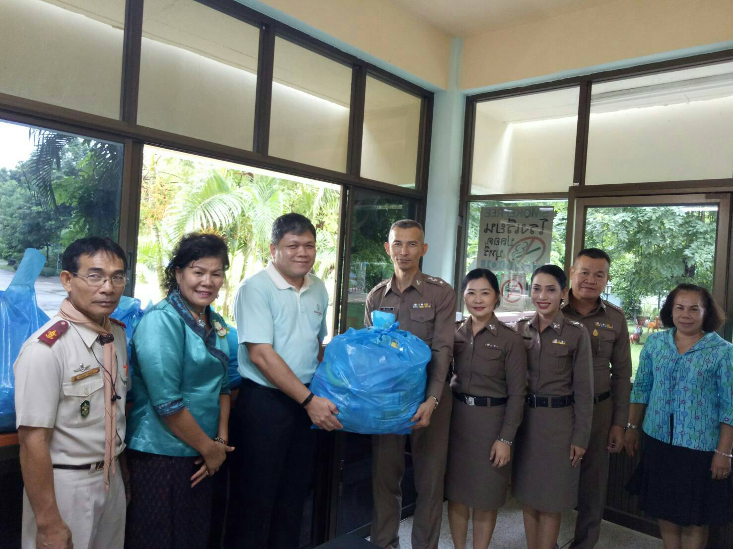 ผู้ใหญ่ใจดี ตำรวจภูธรจังหวัดอุบลราชธานี บริจาคข้าวสาร อาหารแ้ห้ง 5 ถุง