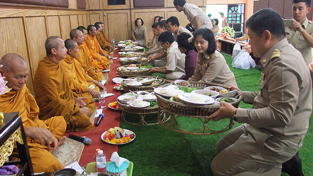 ภาพผู้อำนวยโรงเรียนเป็นประธานมอบเกียรติบัตรให้แก่คณะครู บุคลากรที่เข้ารับการอบรมการปฐมพยาบาลเบื้องต้น