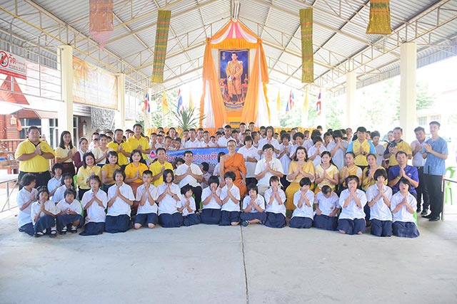 ภาพนักเรียนเข้าร่วมสืบสานประเพณีวัฒนธรรมไทย ถวายเทียนพรรษา ณ ที่วัดหนองปลาปาก และวันบ้านดอนยูง