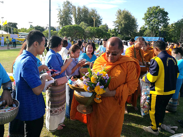 ภาพร่วมพิธีทำบุญตักบาตร พระสงฆ์ 88 รูป เพื่อถวายเป็นพระราชกุศล