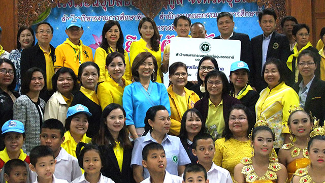 ภาพนพ.สุวิทย์ โรจนศักดิ์โสธร นายแพทย์สาธารณสุขจังหวัดอุบลราชธานี/ผู้อำนวยการสำนักงานเขตสุขภาพที่ 10 และคณะ เข้ามอบเงิน