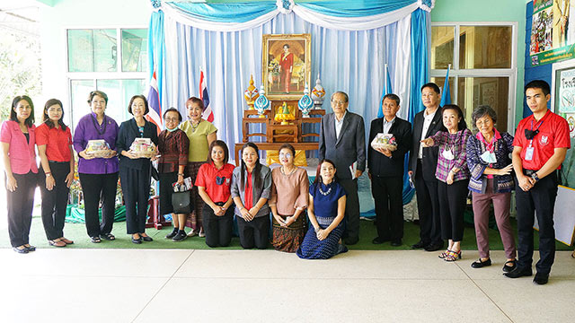 ภาพคุณหญิงกษมา วรวรรณ ณ อยุธยา นางเบญจลักษณ์ น้ำฟ้า และนายแพทย์ดุสิต ลิขนะพิชิตกุล เข้าตรวจเยี่ยมศูนย์การเรียนสำหรับบุคคลออทิสติกในมูลนิธคุณพุ่ม 