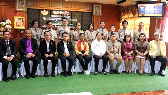 ภาพผู้อำนวยการโรงเรียนอุบลปัญญานุกูลฯ และคณะครูต้อนรับ ดร.กนกวรรณ วิลาวัลย์ รัฐมนตรีช่วยว่าการกระทรวงศึกษาธิการและคณะ