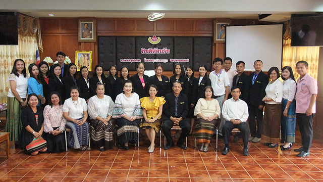 ภาพผู้บริหาร คณะครูและบุคลากร ให้การต้อนรับ คุณครูอรทัย  บับที ซึ่งย้ายจากศูนย์การศึกษาพิเศษประจำจังหวัดบึงกาฬ