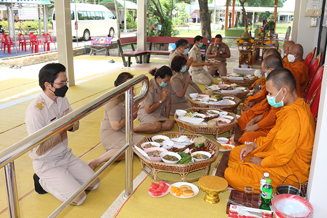 ภาพพิธีเลี้ยงพระเพล พระสงค์จำนวน 5 รูป เนื่องในวันขึ้นบ้านใหม่เรือนพยาบาล