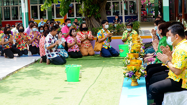 ภาพกิจกรรมพิธีทำบุญเลี้ยงพระและรดน้ำขอพร เนื่องในเทศกาลสงกรานต์ 