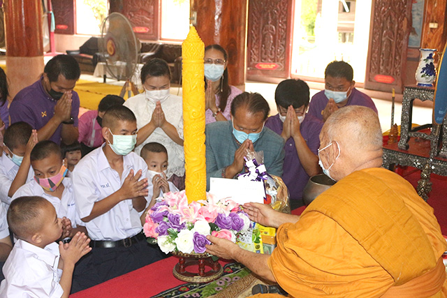 ภาพกิจกรรมร่วมสืบสานประเพณีไทย ถวายเทียนพรรษา เนื่องในวันเข้าพรรษา ประจำปี 2565