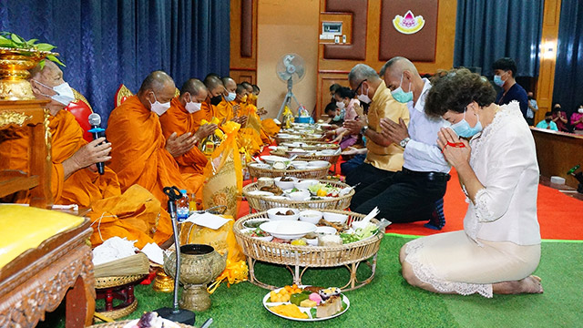 ภาพพิธีบวงสรวงเจ้าที่ และพิธีทำบุญเลี้ยงพระ เนื่องในวันคล้ายวันสถาปนาโรงเรียนอุบลปัญญานุกูลฯ ครบรอบ 35 ปี