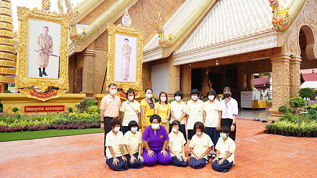 ภาพกิจกรรมนักเรียนทัศนศึกษาการจัดทำเทียนพรรษาของวัดต่างๆ ในจังหวัดอุบล