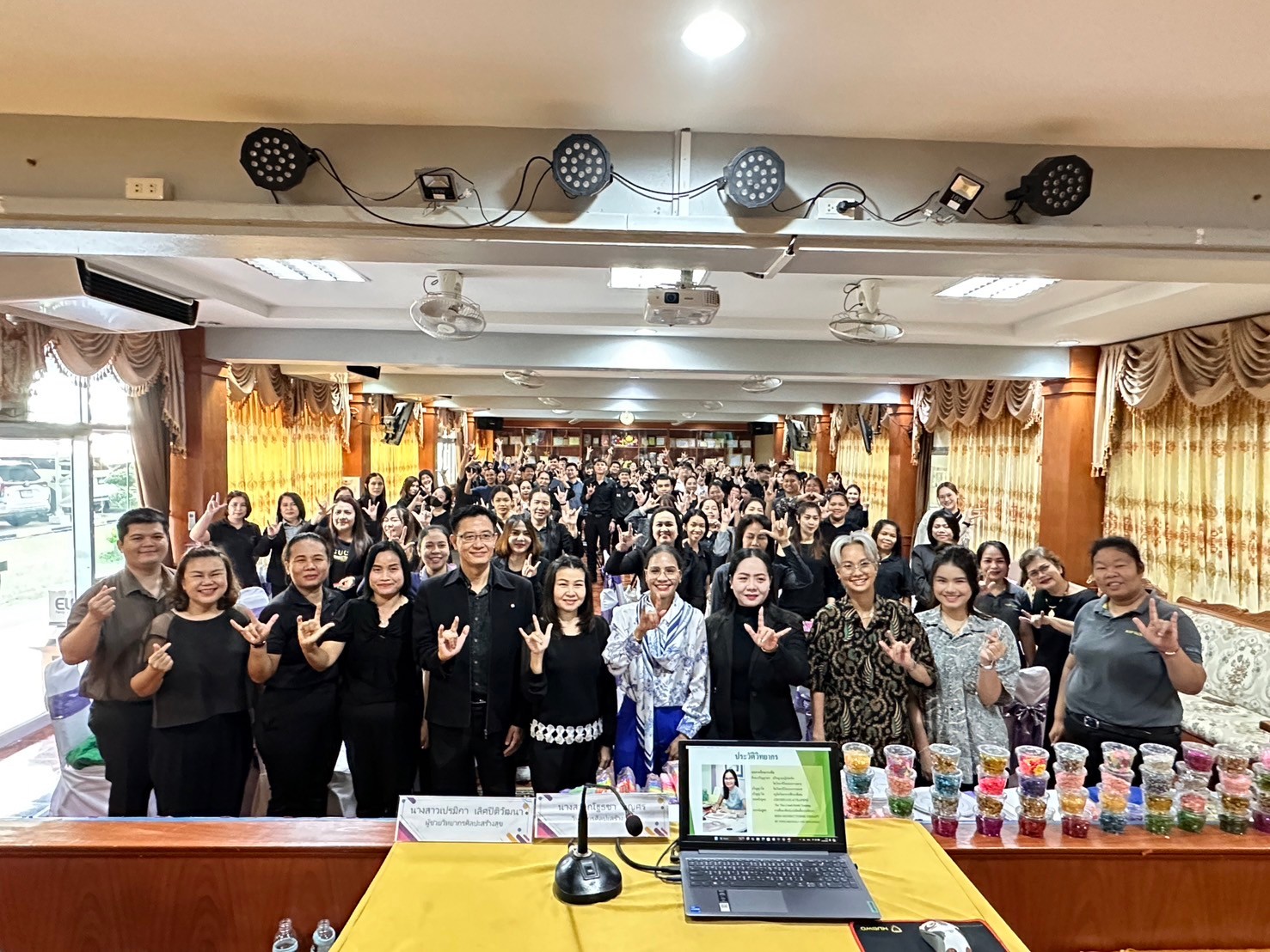 ภาพการอบรมเชิงปฏิบัติการ ศิลปะสร้างสุขการเสริมสร้างสุขภาพของนักเรียนประจำ