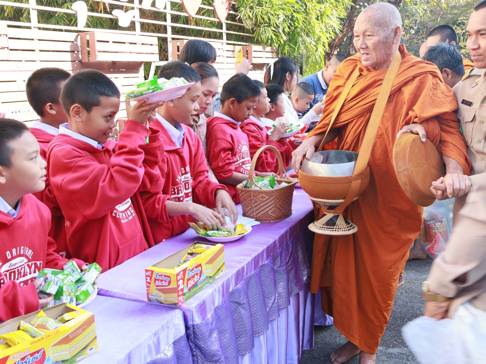 ภาพกิจกรรมทำบุญตักบาตรเทโว เนื่องในวันปีใหม่ 2568