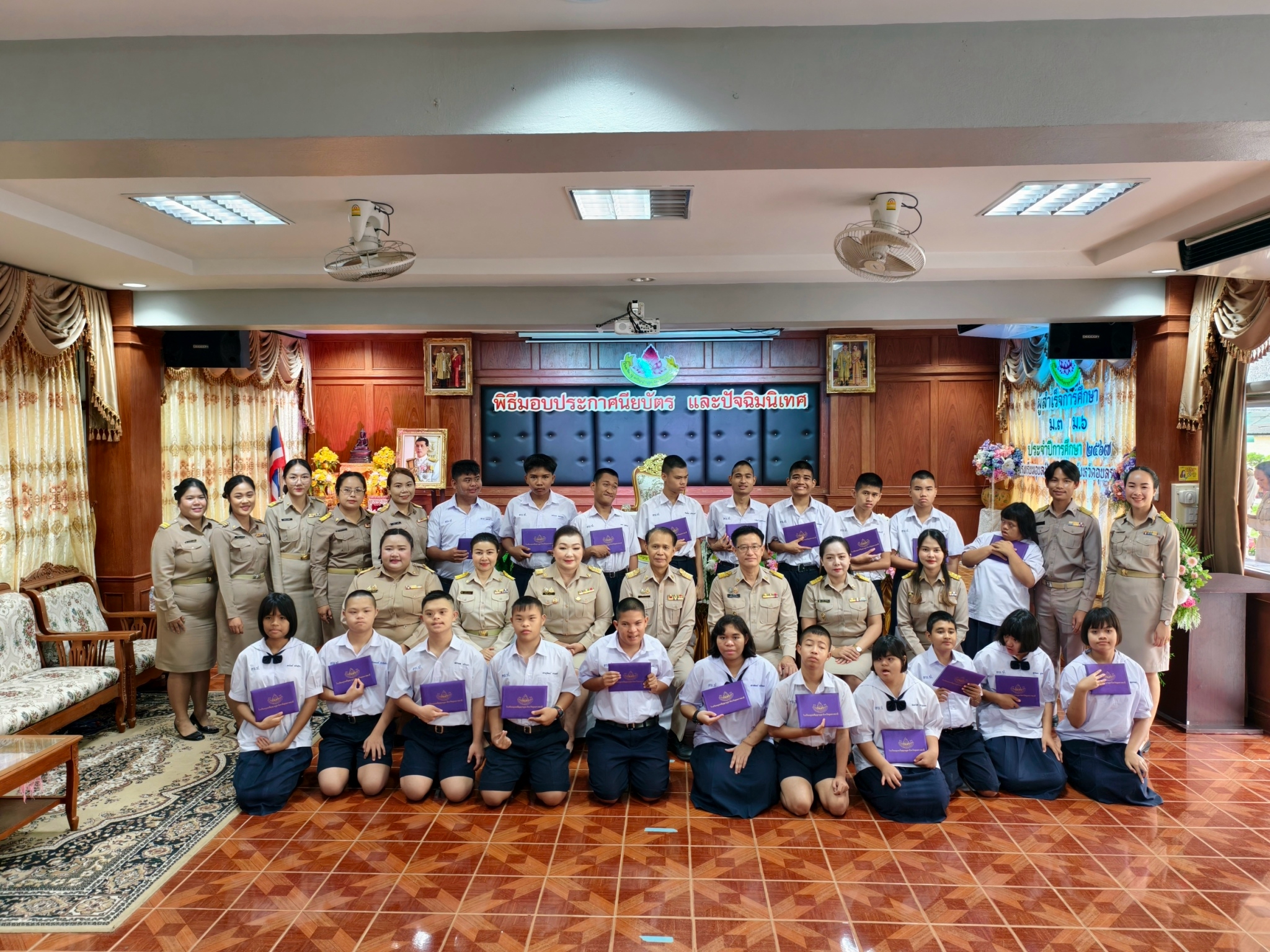 ภาพพิธีมอบเกียรติบัตร และปัจฉิมนิเทศน์ผู้สำเร็จการศึกษา ชั้น ม.3 ม.6