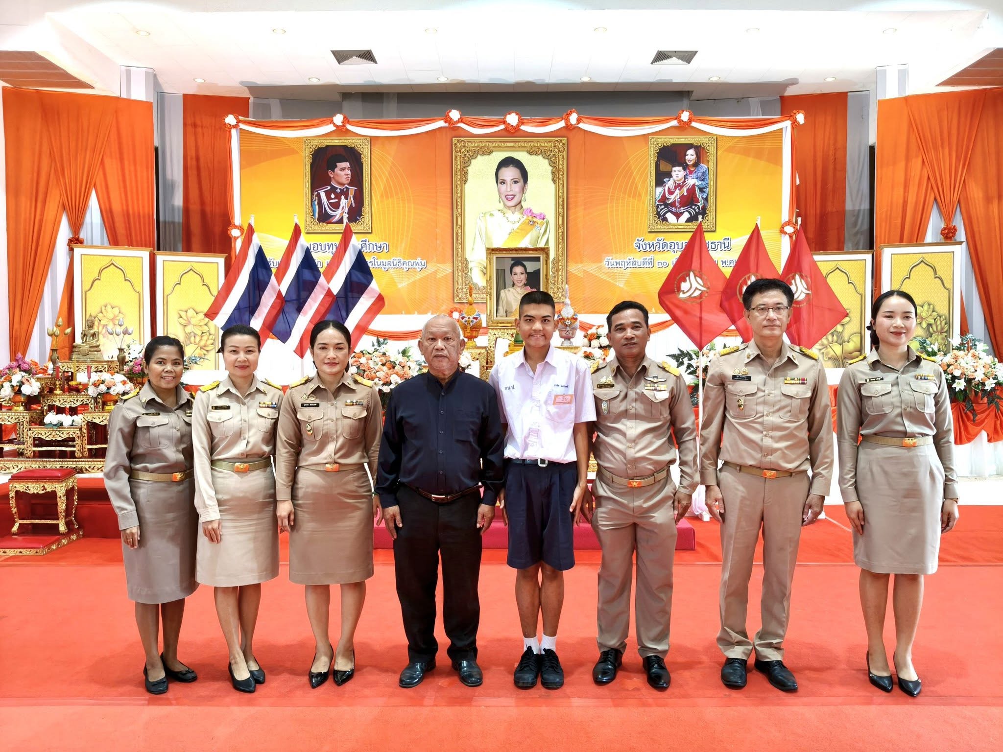 ร่วมพิธีมอบทุนการศึกษาแก่เด็กออทิสติกและเด็กพิการมูลนิธิคุณพุ่ม ปีการศึกษา 2568